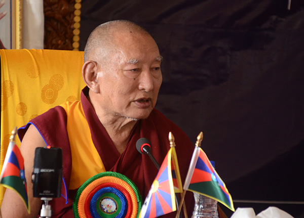 སྐྱབས་རྗེ་ཀིརྟི་མཆོག་གིས་གསུང་བཤད་གནང་བཞིན་པ།