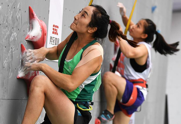 ཁོ་མོ་བྲག་ལ་འཛེག་བཞིན་པ།