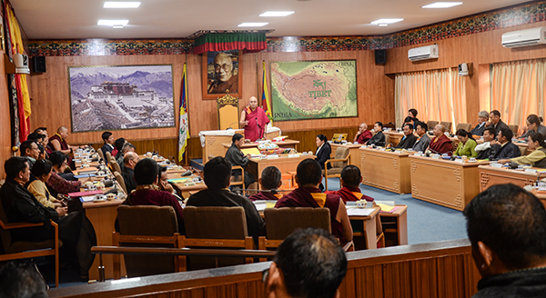 བོད་མི་མང་སྤྱི་འཐུས་སྐབས་ ༡༦ པའི་གྲོས་ཚོགས་ཚོགས་དུས་ ༥ པའི་སྐབས་ཀྱི་ཚོགས་གཙོ་དབུ་བཞུགས་ཀྱི་པར། པར་བ་ཆོས་ཉིད།