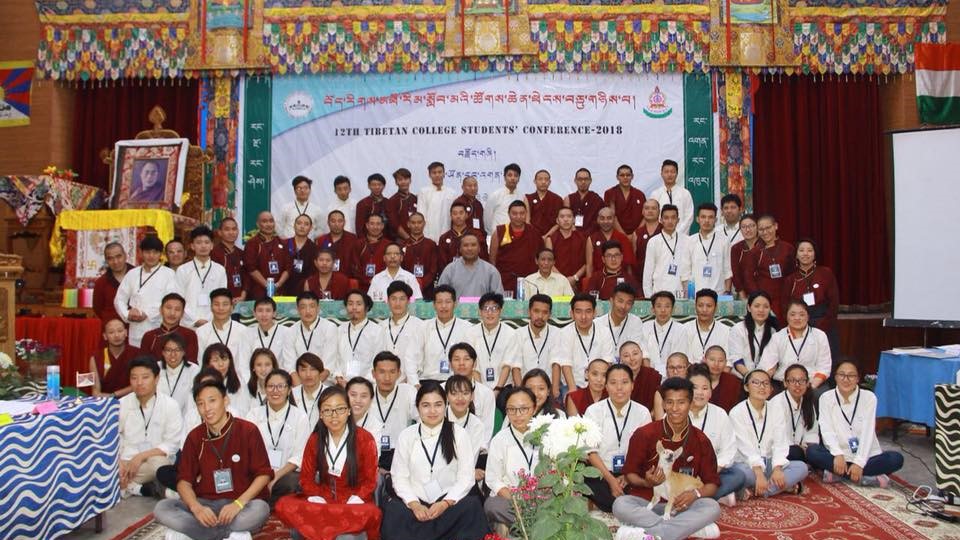 ཚོགས་ཞུགས་པ་རྣམ་པ་དང་སྐུ་མགྲོན་གཙོ་བོ་དང་དམིགས་བསལ་སྐུ་མགྲོན། གོ་སྒྲིག་ཚོགས་ཆུང་ཚང་མ་མཉམ་བཞུགས་ཐོག་སྐུ་པར་ལྷན་སྒྲོན་སྐབས་ཀྱི་པར། 