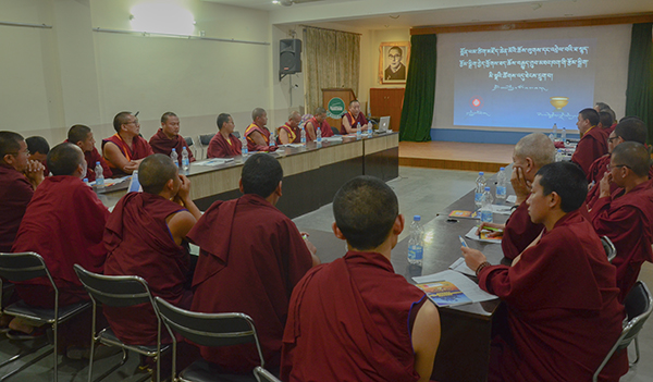 སྨོན་ལམ་ཚིག་མཛོད་ཆེན་མོའི་ཆོས་ལུགས་དང་འབྲེལ་བའི་ཐ་སྙད་རྩོམ་སྒྲིག་བྱེད་ཕྱོགས་ཐད་ཆོས་བརྒྱུད་གྲུབ་མཐའ་ཁག་གི་རྩོམ་སྒྲིག་མི་སྣའི་ཚོགས་འདུ་ཐེངས་དྲུག་པའི