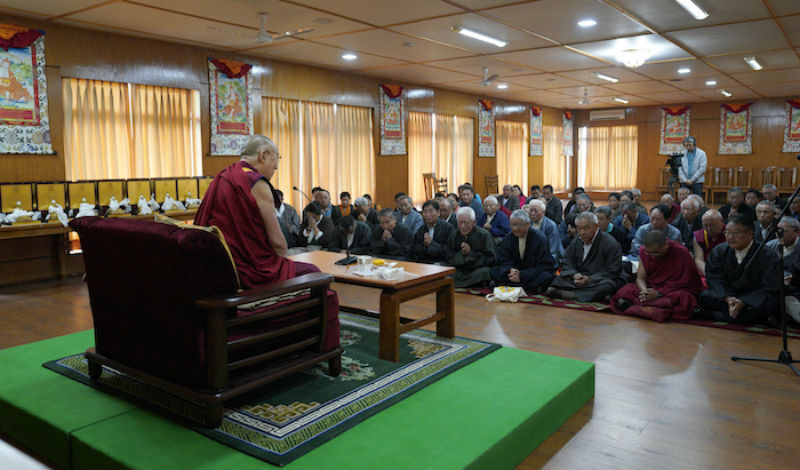 ཕྱི་ཚེ་༢ཉིན་སྤྱི་ནོར༧གོང་ས་མཆོག་གིས་སྲི་ཞུའི་ལས་བྱེད་བགྲེས་ཡོལ་རྣམས་ལ་བཀའ་སློབ་སྩོལ་བཞིན་པ།