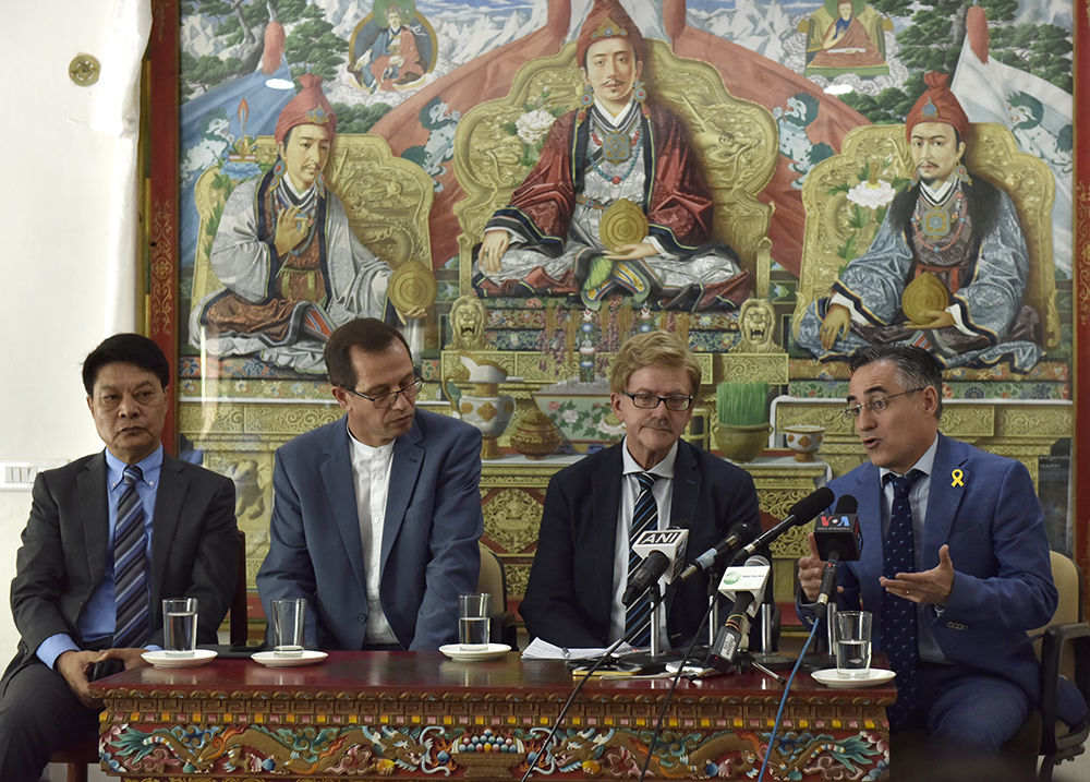 ཡུ་རོབ་སྐུ་ཚབ་འཐུས་མིས་གསར་འགོད་གསལ་བསྒྲགས་གནང་བཞིན་པ།