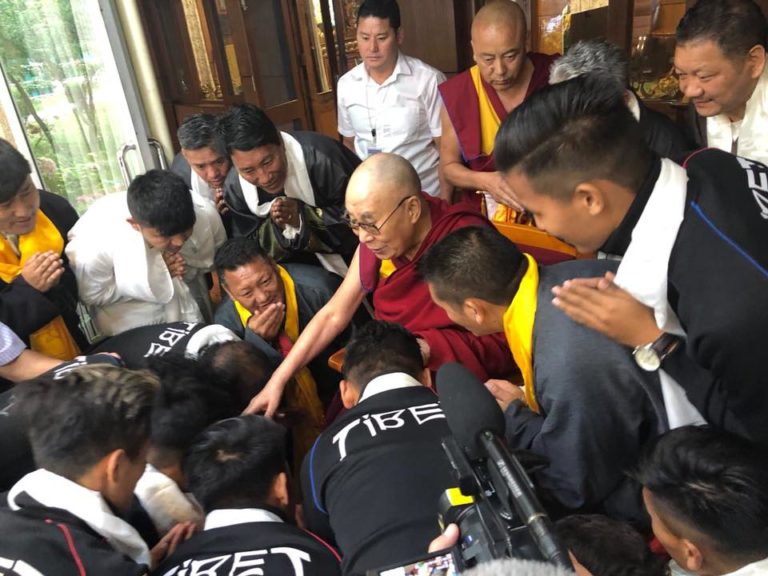 རྩེད་འགྲན་པ་རྣམས་ལ་མཇལ་ཁ་སྩོལ་བཞིན་པ།