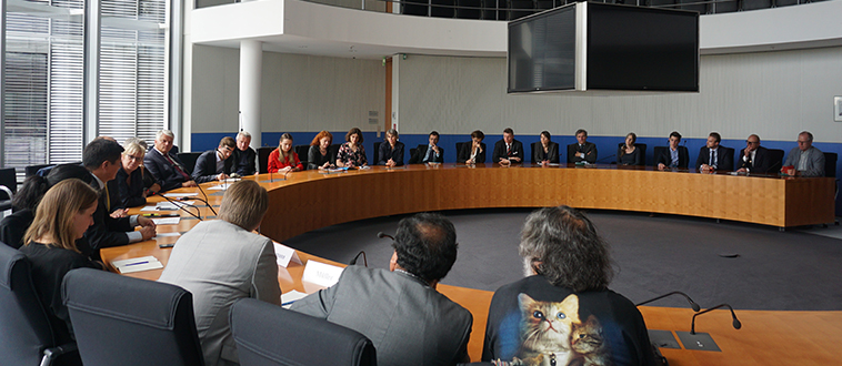 འཇར་མན་གྲོས་ཚོགས་ཀྱི་འཐུས་མི་རྣམས་དང་ལྷན་དུ།