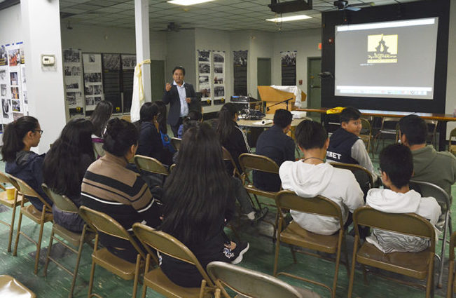 པར་རིས་འགྲེམས་སྟོན་གནང་བཞིན་པ།