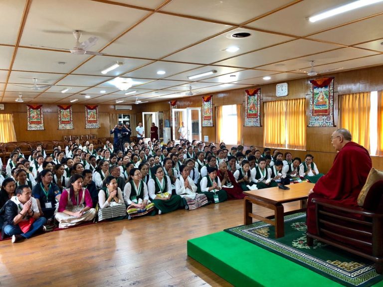 ༧གོང་ས་མཆོག་གིས་མཇལ་ཁ་སྩལ་གནང་བཞིན་པ།