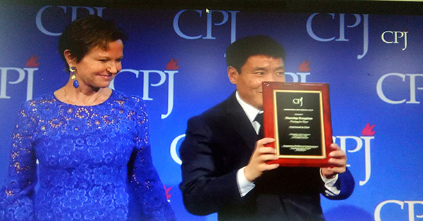 ༢༠༡༨ལོའི་ཟླ༡༡ཚེས་༢༠ཉིན་དོན་གྲུབ་དབང་ཆེན་ལགས་ལ་རྒྱལ་སྤྱིའི་གསར་འགོད་རང་དབང་གི་གཟེངས་རྟགས་དེ་དངོས་སུ་གནང་ཡོད་པ་རེད།