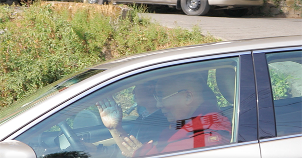 ༢༠༡༨ལོའི་ཟླ་༡༡ཚེས་༩ཉིན་༸གོང་ས་མཆོག་ལྡི་ལི་དང་ཉི་ཧོང་དུ་མཛད་འཕྲིན་ཁག་གཅིག་བསྐྱང་ཆེད་ཆིབས་སྒྱུར་བསྐྱང་གནང་མཛད།