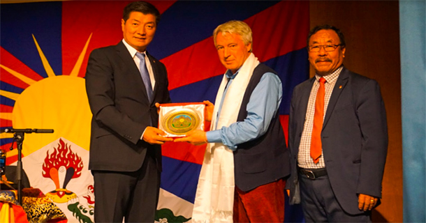 ༢༠༡༨ལོའི་ཟླ་༡༡་ཚེས་༡༡་ཉིན་སྲིད་སྐྱོང་མཆོག་གིས་འཇར་མན་མང་ཚོགས་ལ་བོད་དོན་སྐོར་ནས་གསུང་བཤད་གནང་།