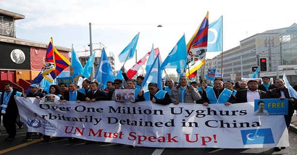 ༢༠༡༨ལོའི་ཟླ་༡༡་ཚེས་༦ཉིན་ཡུ་གུར་བ་དང་བོད་པ་སོགས་ཀྱིས་རྒྱལ་ཚོགས་མདུན་ནས་ངོ་རྒོལ་བྱས།