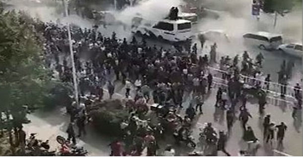 རྒྱ་ནག་གི་དམག་མི་རྒན་ཡོལ་པ་ཚོས་རྒྱ་གཞུང་ལ་ངོ་རྒོལ་བྱེད་བཞིན་པ།