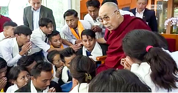 ༢༠༡༨ལོའི་ཟླ་༡༠་ཚེས་༢༠ཉིན་༸གོང་ས་མཆོག་གིས་བལ་ཡུལ་ནས་ཕེབས་པའི་དགེ་སློབ་ལ་བཀའ་སློབ་སྩོལ་བཞིན་པ།