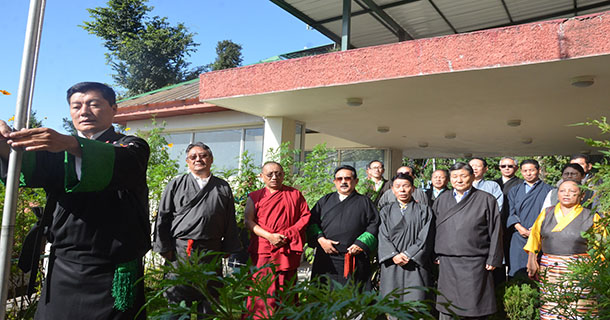 ༢༠༡༨ལོའི་ཟླ༡༠ཚེས་༢ཉིན་སྲིད་སྐྱོང་མཆོག་གིས་གཱན་དྷི་མཆོག་གི་སྐུའི་འཁྲུངས་སྐར་་བསྲུ་རྩི་བྱེད་བཞིན་པ།