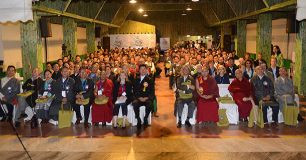 ༢༠༡༨ལོའི་ཟླ་༩ཚེས་༡༣ཉིན་་ལྔ་དང་ལྔ་བཅུའི་རྒྱལ་སྤྱིའི་ལྷན་ཚོགས་ཐོག་མཁས་པ་དང་ཁྱད་མཁས་མི་སྣ། སློབ་སྟོན་པ་སོགས་ལྷན་འཛོམས་སྐུ་པར། 