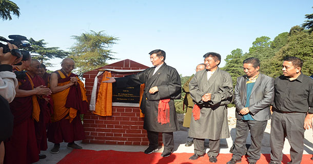 ༢༠༡༨ལོའི་ཟླ་༩་ཚེས་༡༧་ཉིན་སྲིད་སྐྱོང་བློ་བཟང་སེངྒེ་མཆོག་དང་ཀེའུ་ཚང་རིན་པོ་ཆེ་མཆོག་བཅས་ཀྱིས་བོད་ཀྱི་ཟློས་གར་ཚོགས་པའི་ཚོགས་ཁང་གསར་རྒྱག་གི་དབུ་འཛུགས་གནང་བ།