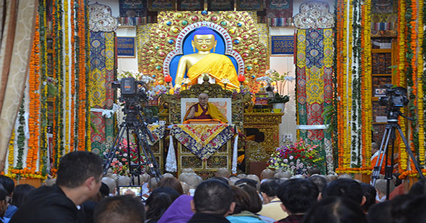 ༢༠༡༨ལོའི་ཟླ་༩ཚེས་༤ཉིན། ཐེག་ཆེན་གཙུག་ལག་ཁང་དུ་༧གོང་ས་མཆོག་གི་ཆོས་ཞུ་བ་༦༠༠༠ལྷག་ལ་བཀའ་སློབ་གནང་བཞིན་པ། པར། དབྱངས་ཅན་སྒྲོལ་མ།