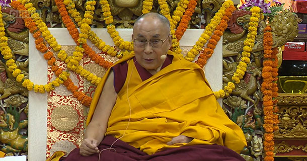 ༢༠༡༨ལོའི་ཟླ་༩ཚེས་༣ཉིན་ཐེག་ཆེན་ཆོས་གླིང་གཙུག་ལག་ཁང་དུ༸གོང་ས་མཆོག་བརྟན་བཞུགས་སྐབས་འབུལ་སྐབས།