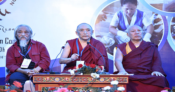 ༢༠༡༨ལོའི་ཟླ་༩་ཚེས་༡༤ཉིན་ཝ་ཎ་དབུས་བོད་ཀྱི་ཆེས་མཐོའི་གཙུག་ལག་སློབ་ཁང་གི་ཉེ་བའི་རིགས་བདག་དགེ་བཤེས་ངག་དབང་བསམ་གཏན་ལགས། རྡ་ས་བོད་ཀྱི་དཔེ་མཛོད་ཁང་གི་འགན་འཛིན་དགེ་བཤེས་ལྷག་རྡོར་ལགས། ཨ་མྱེས་རྨ་ཆེན་བོད་ཀྱི་རིག་གཞུང་ཞིབ་འཇུག་ཁང་གི་འགན་འཛིན་མཁས་དབང་བཀྲ་ཤིས་ཚེ་རིང་ལགས།