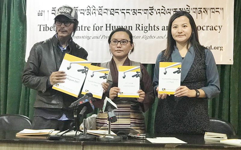 ལོ་འཁོར་སྙན་ཐོ་སྒྲོག་བཞིན་པ།