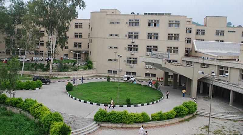 ཨོ་ཎ་ཏོག་དབྱིབས་ནད་དུག་ཕོག་མཁན་གསུམ་དེ་ད་ལྟར་ཀང་ར་རྫོང་གི་ཊན་ཀྲ་སྨན་ཁང་དུ་སྨན་བཅོས་བྱེད་བཞིན་ཡོད་འདུག། པར། བརྒྱུད་ལམ།