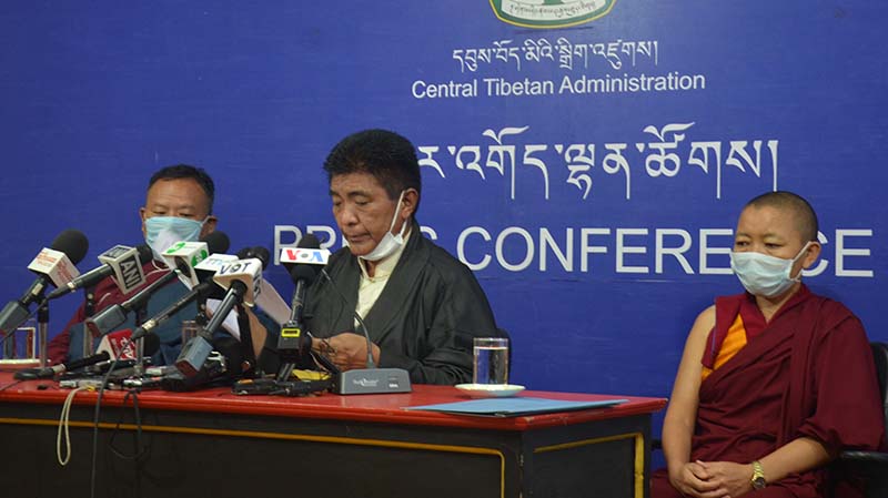 ༢༠༢༠་ལོའི་ཟླ་༨་ཚེས་༥་ཉིན། དབུས་འོས་བསྡུ་ལས་ཁང་གི་སྤྱི་ཁྱབ་འགན་འཛིན་དབང་འདུས་ཚེ་རིང་མཆོག་གིས་གསལ་བསྒྲགས་སྤེལ་སྐབས།