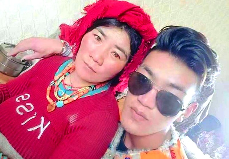 བོད་མི་ཆབ་སྲིད་བཙོན་པ་སྒྲོལ་དཀར་ལགས་དང་ཁོ་མོའི་ཚ་བོ་དབང་ཆེན་ལགས།