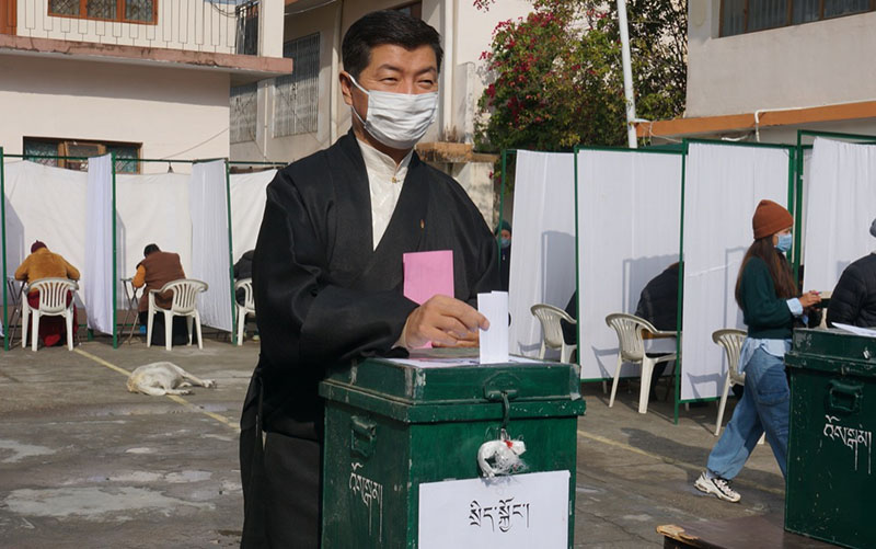 བོད་མིའི་སྒྲིག་འཛུགས་ཀྱི་སྲིད་སྐྱོང་བློ་བཟང་སེངྒེ་མཆོག་གིས་༢༠༢༡་ལོའི་སྲིད་སྤྱི་གཉིས་ཀྱི་སྔོན་འགྲོའི་འོས་འཕེན་བཞིན་པ། 