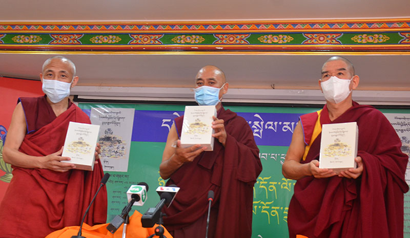 ༢༠༢༠་ལོའི་ཟླ་༡༢་ཚེས་༥་ཉིན། དཔེ་དེབ་དབུ་འབྱེད་གནང་སྐབས། པར། དབྱངས་ཅན་སྒྲོལ་མ།