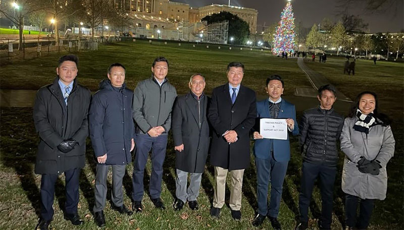 ༢༠༢༠་ལོའི་ཟླ་༡༢་ཚེས་༢༡་ཉིན། ཨ་རིའི་གྲོས་ཚོགས་མདུན་དུ་སྲིད་སྐྱོང་བློ་བཟང་སེངྒ་མཆོག་དང་ཨ་རིའི་དོན་གཅོད་ཁང་གི་འགན་འཛིན་གཙོས་ལས་བྱེད་རྣམ་པ། པར། བོད་མིའི་སྒྲིག་འཛུགས་ཀྱི་དྲ་རྒྱ་ལས་བླངས།