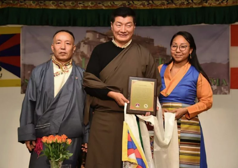 ༢༠༢༠་ལོའི་ཟླ་༢་ཚེས་༡༥་ཉིན། སྲིད་སྐྱོང་མཆོག་ལ་ཨོ་སི་ཊི་རི་ཡ་གནས་སྡོད་བོད་མིས་ཆེ་བསྟོད་གཟེངས་རྟགས་ཤིག་ཕུལ་འདུག པར། བོད་མིའི་སྒྲིག་འཛུགས་ཀྱི་དྲ་རྒྱ།