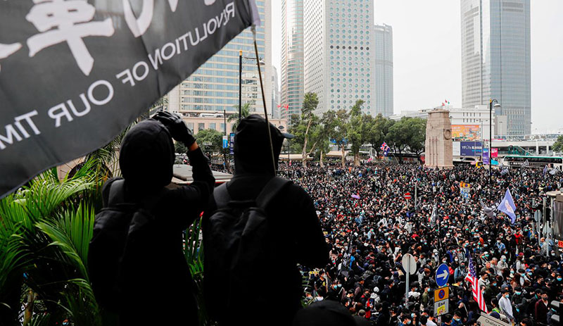 ༢༠༢༠་ལོའི་ཟླ་༡་ཚེས་༡༩་ཉིན། ཧོང་ཀོང་དུ་ངོ་རྒོལ་གྱི་ལས་འགུལ་མུ་མཐུད་བཞིན་ཡོད་འདུག པར། བརྒྱུད་ལམ།