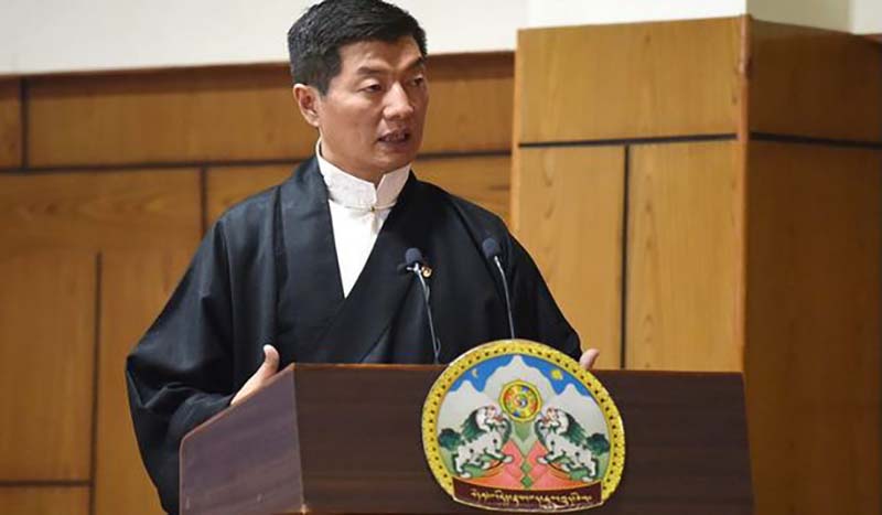 ༢༠༢༠་ལོའི་ཟླ་༧་ཚེས་༦་ཉིན། སྲིད་སྐྱོང་བློ་བཟང་སེངྒེ་མཆོག་གིས་བཀའ་ཤག་གི་གསུང་བཤད་སྒྲོག་སྦྱང་གནང་སྐབས།  པར། བསྟན་འཛིན་ཕན་བདེ།