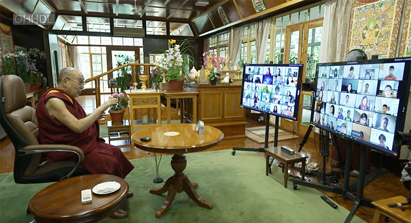 ༢༠༢༠་ལོའི་ཟླ་༦་ཚེས་༧ཉིན། ༸གོང་ས་མཆོག་གིས་ཐད་གཏོང་བརྒྱུད་ལྷོ་ཨེ་ཤེ་ཡའི་གཞོན་སྐྱེས་རྣམས་ལ་བཀའ་སློབ་གནང་བཞིན་པ།