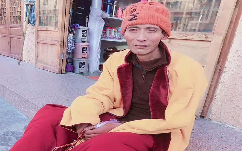 ཆབ་སྲིད་བཙོན་ཟུར་དགེ་སློང་བཀྲ་ཤིས་ཕུན་ཚོགས་ལགས།