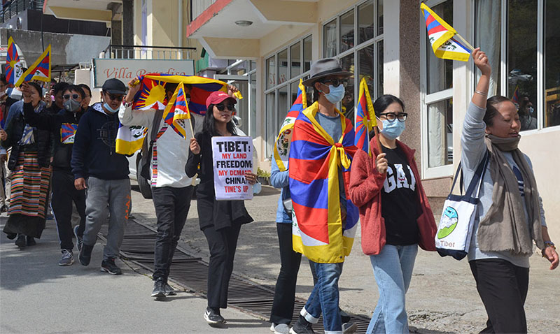 ༢༠༢༠་ལོའི་ཟླ་༣་ཚེས་༡༠་ཉིན། བོད་མི་དང་བོད་དོན་རྒྱབ་སྐྱོར་བ་བཅས་ཁྱོན་མི་གྲངས་བརྒྱ་ཕྲག་འགས་ཐེག་ཆེན་གཙུག་ལག་ཁང་གི་སྒོ་འགྲམ་ནས་རྡ་ཞོལ་བར་ཞི་བའི་གོམ་བགྲོད་གནང་སོང་།