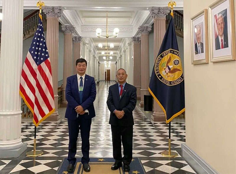 ༢༠༢༠་ལོའི་ཟླ་༡༡་ཚེས་༢༠་ཉིན། ཨ་རིའི་ཕོ་བྲང་དཀར་པོའི་ནང་དུ་དཔལ་ལྡན་སྲིད་སྐྱོང་མཆོག་དང་བྱང་ཨ་རིའི་སྐུ་ཚབ་དོན་གཅོད་དངོས་གྲུབ་ཚེ་རིང་ལགས་རྣམ་གཉིས། པར། བོད་མིའི་སྒྲིག་འཛུགས་ཀྱི་དྲ་རྒྱ་ལས་བླངས།