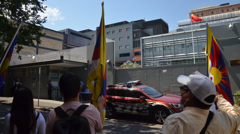 ༢༠༢༠ལོའི་ཟླ་༡༡ཚེས་༢༠ཉིན་སི་ཌི་ཁུལ་དུ་ཡོད་པའི་རྒྱ་ནག་གཞུང་ཚབ་ཁང་གི་མདུན་དུ་ཞི་རྒོལ་གནང་བཞིན་པ། པར་པ་ཡེ་ཤེས་ཆོས་བཟང༌།