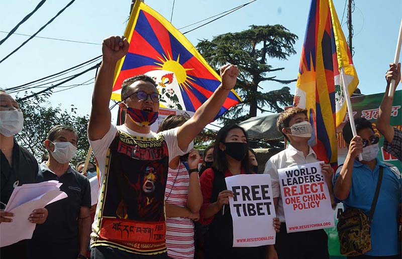 ༢༠༢༠་ལོའི་ཟླ་༡༠་ཚེས་༡ཉིན། རྡ་སར་བོད་མི་ཚོས་རྒྱ་གཞུང་ལ་ངོ་རྒོལ་གྱི་ལས་འགུལ་སྤེལ་བཞིན་པ།