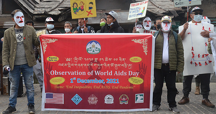 ཕྱི་ལོ་༢༠༢༡་ཟླ་༡༢་ཚེས་༡་ཉིན། རྡ་སར་བོད་མི་ཚོས་གཉན་ནད་རེག་དུག་གི་སྐོར་ལ་གོ་རྟོགས་ཀྱི་ལས་འགུལ་སྤེལ་སྐབས། པར། དབྱངས་ཅན་སྒྲོལ་མ།