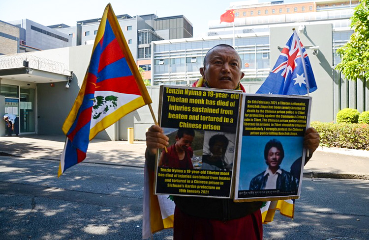 ༢༠༢༡ལོའི་ཟླ་༢་ཚེས་༢༦ཉིན། བོད་ཀྱི་ཆབ་སྲིད་བཙོན་ཟུར་དགའ་ལྡན་གྲྭ་བག་གྲོ་ལགས་ནས་ཨོ་གླིང་གྲོང་ཁྱེར་སི་ཌི་ནེ་ཡོད་པའི་རྒྱ་དམར་གཞུང་ཚབ་མདུན་དུ་ངོ་རྒོལ་གྱི་ལས་འགུལ་སྤེལ་བཞིན་པ། པར། བསྟན་འཛིན་ནོར་རྒྱལ།