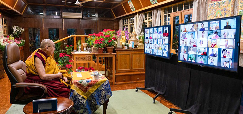 ༸གོང་ས་མཆོག་གིས་ཀོ་རི་ཡ་དད་ལྡན་མང་ཚོགས་ལ་གསུང་ཆོས་གནང་སྐབས། པར། རྒྱལ་བ་རིན་པོ་ཆེའི་དྲ་རྒྱ་ལས་བླངས།