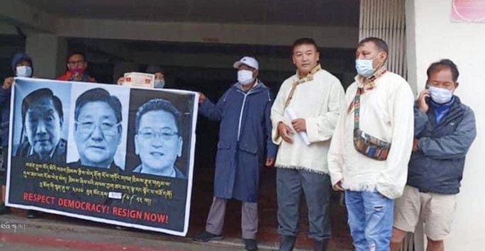 གངས་སྐྱིད་དུ་རྡ་ས་ས་གནས་དྭངས་བླངས་བོད་མི་ཁག་ཅིག་གིས་ཁྲིམས་ཞིབ་ཟུར་པ་གསུམ་ལ་ངོ་རྒོལ་གྱི་ལས་འགུལ་ཞིག་སྤེལ་བཞིན་པ། པར། བརྒྱུད་ལམ།