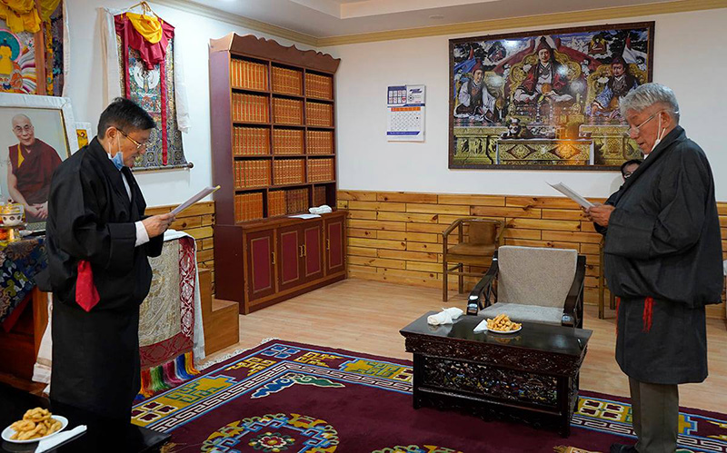 བདམས་ཐོན་སྤྱི་འཐུས་ཟླ་བ་ཚེ་རིང་ལགས་ཀྱིས་ཁྲིམས་ཞིབ་པ་ཟུར་དྭགས་པོ་བསོད་ནམས་ནོར་བུ་ལགས་ཀྱིས་མདུན་ནས་དམ་འབུལ་ཞུ་བཞིན་པ། པར། བོད་མིའི་སྒྲིག་འཛུགས་ཀྱི་པར་པ་བསྟན་འཛིན་ཕན་བདེ།