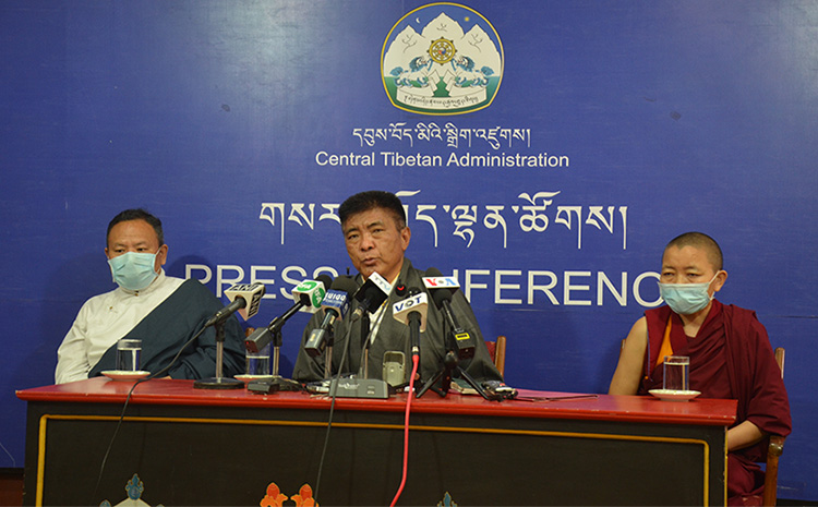 སྤྱི་ལོ་༢༠༢༡་ལོའི་ཟླ་༣་ཚེས་༢༡ཉིན། དབུས་འོས་བསྡུ་ལས་ཁང་གི་སྤྱི་ཁྱབ་འགན་འཛིན་དབང་འདུས་ཚེ་རིང་མཆོག་གིས་གསར་འགོད་གསལ་བསྒྲགས་གནང་སྐབས། 