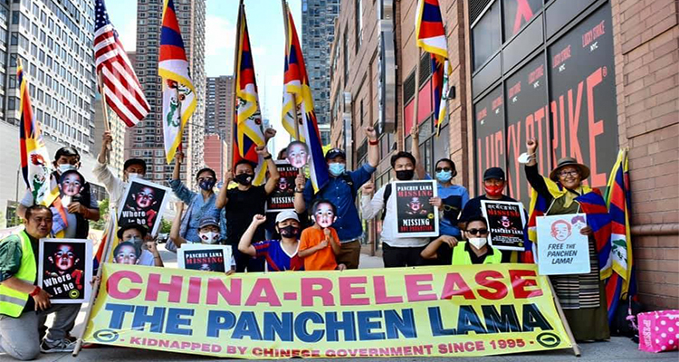 ཕྱི་ལོ་༢༠༢༡་ཟླ་༥་ཚེས་༡༧ཉིན། ཨ་རི་ནུའུ་ཡོའུ་གྲོང་འཁྱེར་རྒྱ་མིའི་གཞུང་ཚབ་ཁང་གི་མདུན་དུ། བོད་མི་ཚོས་པཎ་ཆེན་རིན་པོ་ཆེ་མཆོག་གློད་གྲོལ་གཏོང་དགོས་པའི་ངོ་རྒོལ་གྱི་ལས་འགུལ་སྤེལ་སྐབས། པར། བསྟན་འཛིན་དབང་འདུལ་དང་ཇ་ནེ-སི་ཊེན