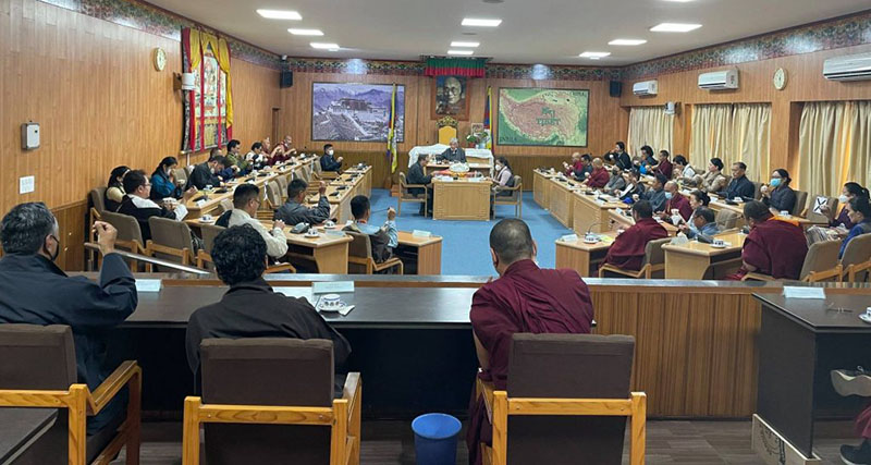 བོད༌མི༌མང༌སྤྱི༌འཐུས༌ལྷན༌ཚོགས༌ཀྱི༌ཚོགས༌ཁང༌དུ། སྐབས༌བཅུ༌བདུན༌པའི༌འདེམས༌ཐོན༌སྤྱི༌འཐུས༌རྣམས༌ཀྱིས༌བར༌བརྒལ༌ཚོགས༌གཙོ༌མདུན༌ནས༌ལས༌ཁུར༌དམ༌འབུལ༌ཞུས༌འདུག པར། སྤྱི་ལྷན།