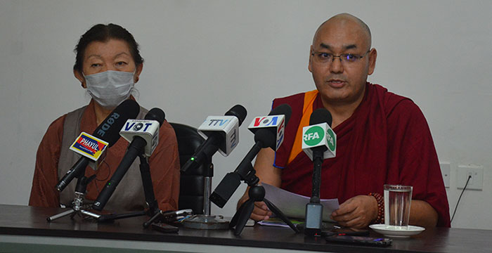 སྐབས་བཅུ་བདུན་པའི་འདེམས་ཐོན་སྤྱི་འཐུས་ཀྱི་སྐུ་ཚབ་བསོད་ནམས་བསྟན་འཕེལ་ལགས་དང་སྒྲོལ་མ་ཚེ་རིང་ལགས་ཀྱིས་གསར་འགོད་གསལ་བསྒྲགས་སྤེལ་སྐབས།