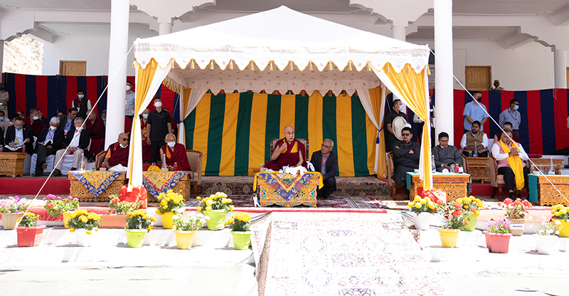 ཕྱི་ལོ་༢༠༢༢ ཟླ་༨ ཚེས་༢༣ ཉིན། སྤྱི་ནོར་༸གོང་ས་༸སྐྱབས་མགོན་ཆེན་པོ་མཆོག་གིས་མི་མང་ལ་བཀའ་སློབ་གནང་བཞིན་པ། པར། ༧རྒྱལ་བ་རིན་པོ་ཆེའི་དྲ་རྒྱ།