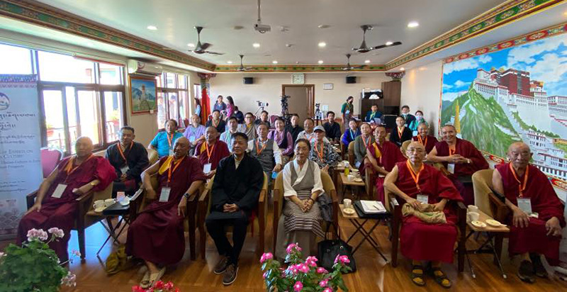 བཙན་བྱོལ་ནང་ད་ལྟའི་བོད་ཀྱི་རིག་གཞུང་གནས་བབ་དང་མ་འོངས་ལམ་སྟོན་ཞེས་པའི་བགྲོ་གླེང་ཐོག་གི་ཚོགས་བཅར་རྣམས་དང་བོད་མིའི་སྒྲིག་འཛུགས་ཀྱི་ཆོས་རིག་བཀའ་བློན་དང་དྲུང་ཆེ་སོགས། 